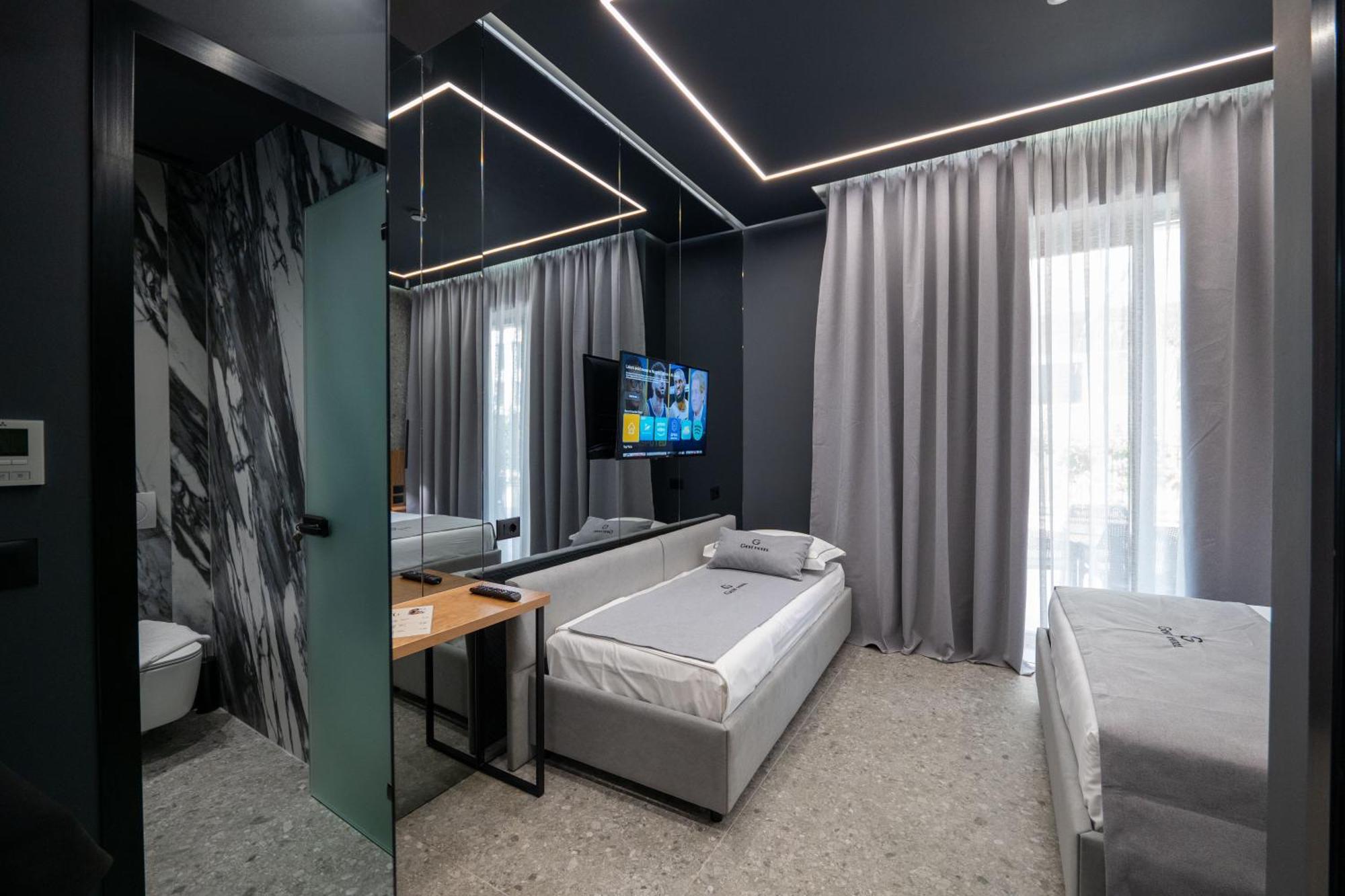 Gest Hotel Radhimë Esterno foto
