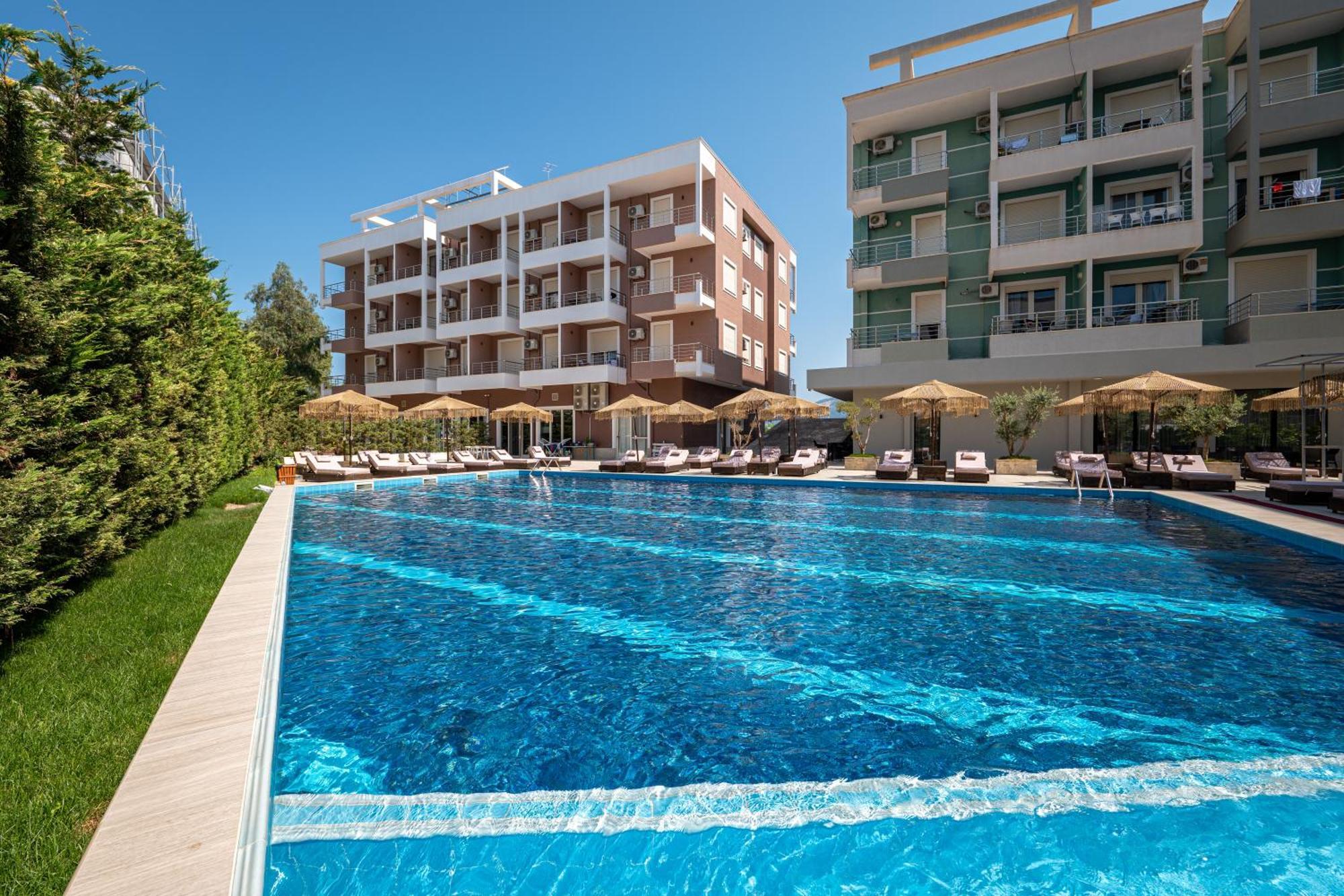 Gest Hotel Radhimë Esterno foto